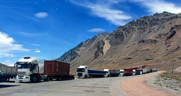 Preocupación por los tres mil camiones varados en la frontera con Chile