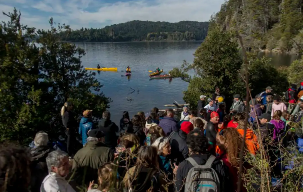Las imágenes de una singular protesta desde el lago Moreno, en defensa del medio ambiente